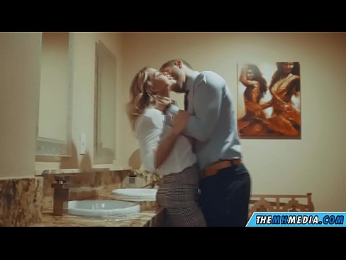 ❤️ Khi một cô gái tóc vàng busty quyến rũ bạn trong một nhà vệ sinh công cộng ❤  Fucking  tại chúng tôi  ❌